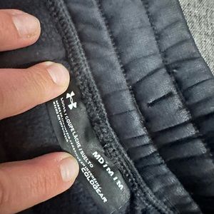 Men’s black Under Armour jogger medium
